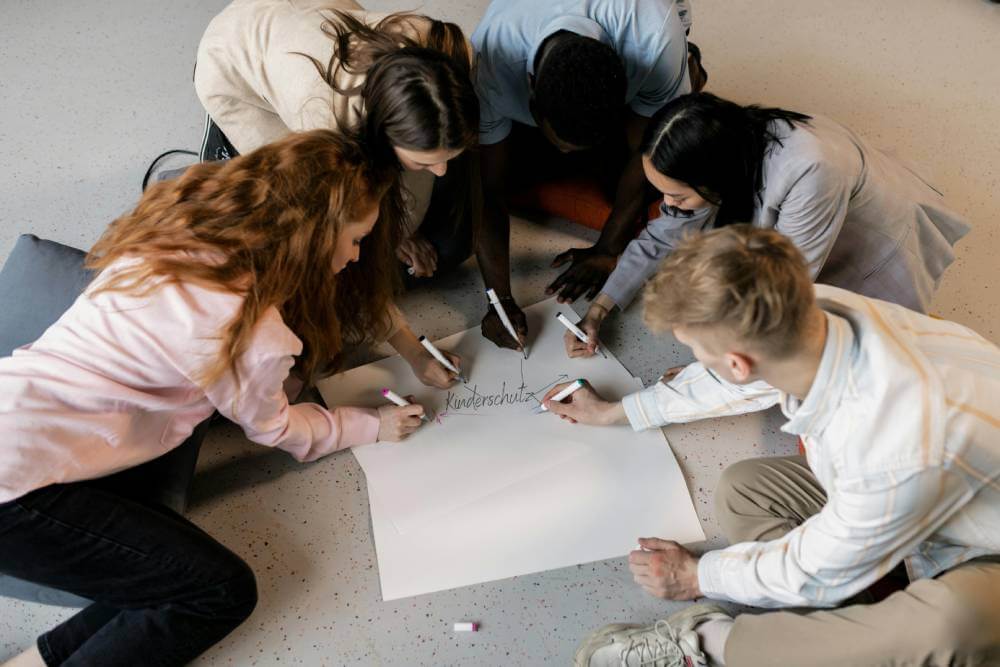 Workshop-Teilnehmende schreiben auf Flipchart